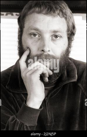 Porträt des englischen Jazz-Kontrabaskisten, Komponisten und Bandleaders Dave Holland in seinem Heimatstudio im Bundesstaat New York, 1983. Stockfoto