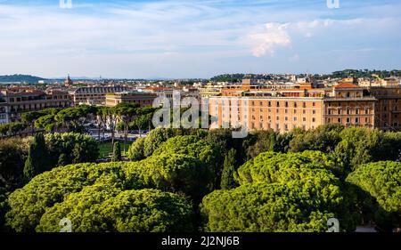 Rom, Italien - 27. Mai 2018: Panoramablick auf das historische Wohnviertel von Rom nördlich von der Engelsburg, auf der Piazza Adriana Stockfoto