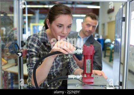Nahaufnahme einer Frau, die ein Instrument misst Stockfoto