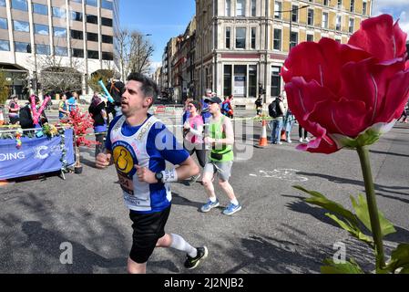 London, Großbritannien. 3. April 2022. Läufer nehmen am Halbmarathon der Londoner Wahrzeichen durch Westminster und die City Teil. Kredit: Matthew Chattle/Alamy Live Nachrichten Stockfoto