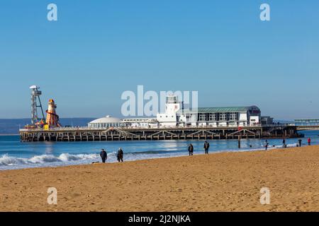 Bournemouth, Dorset, Großbritannien. 3.. April 2022. Wetter in Großbritannien: Nach einem kalten, frostigen Start in den Tag ist es am Strand von Bournemouth sonnig mit blauem Himmel, wenn die Besucher an die Küste fahren, um die Sonne zu genießen. Quelle: Carolyn Jenkins/Alamy Live News