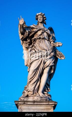 Rom, Italien - 27. Mai 2018: Engel mit der Nagelstatue von Girolamo Lucenti auf der Ponte Sant'Angelo Brücke des Heiligen Engels über den Tiber im historischen Zentrum Stockfoto