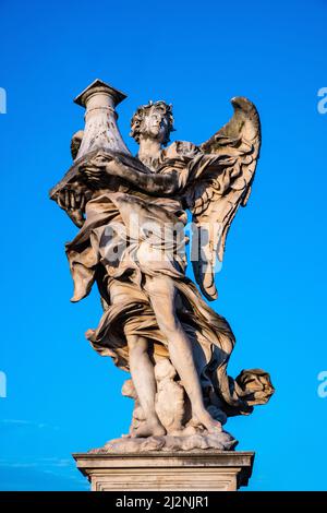 Rom, Italien - 27. Mai 2018: Engel mit der Säulenstatue von Antonio Raggi auf der Ponte Sant'Angelo die Engelbrücke über den Tiber im historischen Zentrum Stockfoto