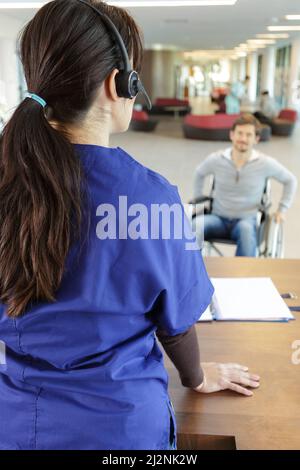 Flur in der Notaufnahme und ambulante Krankenhaus und Frau Rezeptionistin Stockfoto