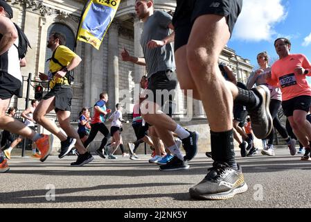 London, Großbritannien. 3. April 2022. Läufer nehmen am Halbmarathon der Londoner Wahrzeichen durch Westminster und die City Teil. Kredit: Matthew Chattle/Alamy Live Nachrichten Stockfoto