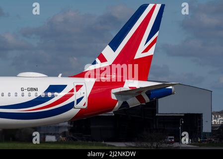 London Southend Airport, Essex, Großbritannien. 3. April 2022. Das zweite von zwei Airbus-A321neo-Flugzeugen wurde für VIP-Flüge durch Regierungsmitarbeiter und Lizenzgebühren in der Farbgebung „Union Flag“ eingeführt. Nachdem ein großer RAF Airbus A330 Voyager Jet, genannt Boris Force One, für Langstreckenflüge umgebaut wurde, folgten zwei Titan Airways A321neo Jets für kürzere Flüge. Diese zweite der beiden, die Registrierung G-GBNI, wurde in Southend gestrichen und ist heute Morgen zur Basis am Flughafen Stansted gefahren. Es wird bei Bedarf von Titan Airways betrieben. Heck, mit Air Livery Hangar Stockfoto