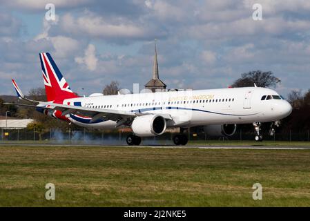 London Southend Airport, Essex, Großbritannien. 3. April 2022. Das zweite von zwei Airbus-A321neo-Flugzeugen wurde für VIP-Flüge durch Regierungsmitarbeiter und Lizenzgebühren in der Farbgebung „Union Flag“ eingeführt. Nachdem ein großer RAF Airbus A330 Voyager Jet, genannt Boris Force One, für Langstreckenflüge umgebaut wurde, folgten zwei Titan Airways A321neo Jets für kürzere Flüge. Diese zweite der beiden, die Registrierung G-GBNI, wurde in Southend gestrichen und ist heute Morgen zur Basis am Flughafen Stansted gefahren. Das erste Flugzeug, G-XATW, kam kurz darauf an (pic), um wieder neu lackiert zu werden Stockfoto