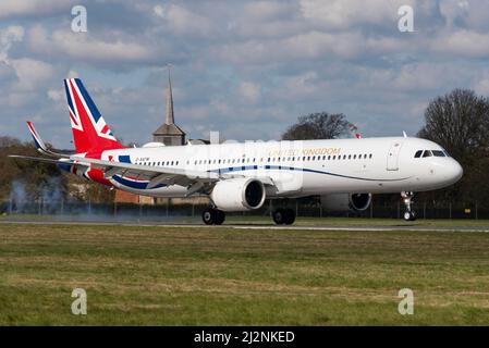 London Southend Airport, Essex, Großbritannien. 3. April 2022. Das zweite von zwei Airbus-A321neo-Flugzeugen wurde für VIP-Flüge durch Regierungsmitarbeiter und Lizenzgebühren in der Farbgebung „Union Flag“ eingeführt. Nachdem ein großer RAF Airbus A330 Voyager Jet, genannt Boris Force One, für Langstreckenflüge umgebaut wurde, folgten zwei Titan Airways A321neo Jets für kürzere Flüge. Diese zweite der beiden, die Registrierung G-GBNI, wurde in Southend gestrichen und ist heute Morgen zur Basis am Flughafen Stansted gefahren. Das erste Flugzeug, G-XATW, kam kurz darauf an (pic), um wieder neu lackiert zu werden Stockfoto