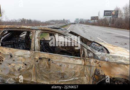 Kiew, Ukraine. 02. April 2022. KIEW REG., UKRAINE - 02. April 2022: Ein zerstörter und verbrannter Wagen, der auf der Autobahn Kiew-Schythomyr 20 km von Kiew entfernt gesehen wurde. Quelle: Mykhailo Palinchak/Alamy Live News Stockfoto