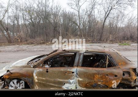 Kiew, Ukraine. 02. April 2022. KIEW REG., UKRAINE - 02. April 2022: Ein zerstörter und verbrannter Wagen, der auf der Autobahn Kiew-Schythomyr 20 km von Kiew entfernt gesehen wurde. Quelle: Mykhailo Palinchak/Alamy Live News Stockfoto