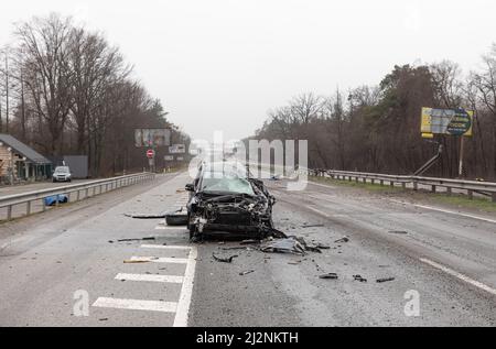 Kiew, Ukraine. 02. April 2022. KIEW REG., UKRAINE - 02. April 2022: Ein zerstörter und verbrannter Wagen, der auf der Autobahn Kiew-Schythomyr 20 km von Kiew entfernt gesehen wurde. Quelle: Mykhailo Palinchak/Alamy Live News Stockfoto