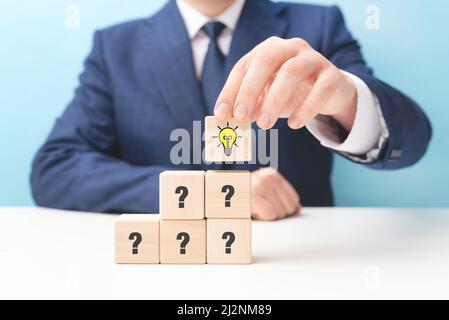 Konzept kreative Idee und Innovation mit Holzblöcken. Thinking Idee Konzept in der Wirtschaft Stockfoto