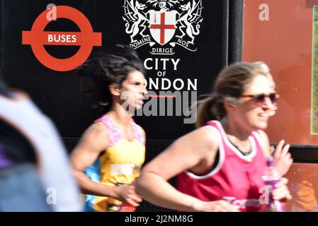 London, Großbritannien. 3. April 2022. Läufer nehmen am Halbmarathon der Londoner Wahrzeichen durch Westminster und die City Teil. Kredit: Matthew Chattle/Alamy Live Nachrichten Stockfoto