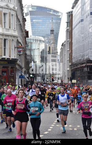 London, Großbritannien. 3. April 2022. Läufer nehmen am Halbmarathon der Londoner Wahrzeichen durch Westminster und die City Teil. Kredit: Matthew Chattle/Alamy Live Nachrichten Stockfoto
