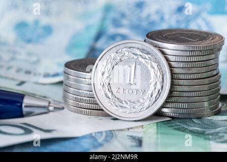 Polnische 1 Zloty-Münze. PLN, polnisches Geld, ein Stapel Münzen Stockfoto