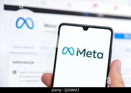 Breslau, Polen - APR 01, 2022: Facebook ändert seinen Firmennamen in Meta. Meta auf einem Smartphone und Facebook-Logo im Hintergrund Stockfoto