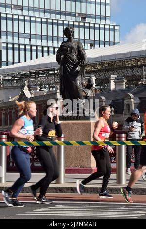 London, Großbritannien. 3. April 2022. Läufer nehmen am Halbmarathon der Londoner Wahrzeichen durch Westminster und die City Teil. Kredit: Matthew Chattle/Alamy Live Nachrichten Stockfoto