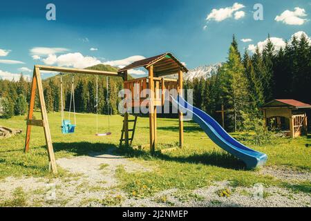 Babyschaukel in der Natur, Berg im Hintergrund. Stockfoto