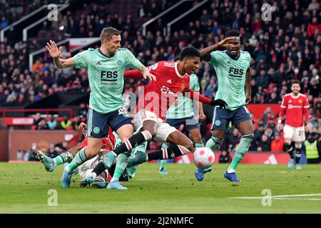 Marcus Rashford von Manchester United wird von Timothy Castagne von Leicester City im Strafraum während des Spiels der Premier League in Old Trafford, Greater Manchester, Großbritannien, angegangen. Bilddatum: Samstag, 2. April 2022. Bildnachweis sollte lauten: Anthony Devlin Stockfoto