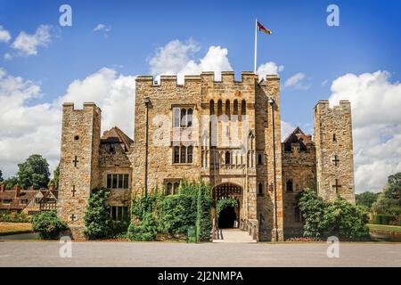 Außerdem befinden sich das Hever Castle, Großbritannien - 18 Juni 2015: Panoramablick auf das Hever Castle und es ist schöner Garten und einmal das Elternhaus von Anne Boleyn. Stockfoto