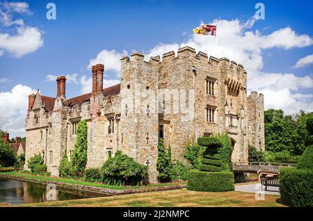 Außerdem befinden sich das Hever Castle, Großbritannien - 18 Juni 2015: Panoramablick auf das Hever Castle und es ist schöner Garten und einmal das Elternhaus von Anne Boleyn. Stockfoto