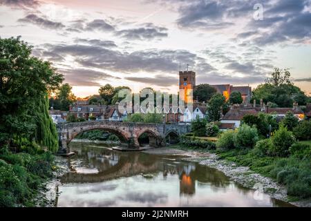 Aylesford, eng;Land, Vereinigtes Königreich - 6. Juni 2015: Abendansicht des Dorfes Aylesford mit Medeival-Brücke über den Fluss Medway. Stockfoto