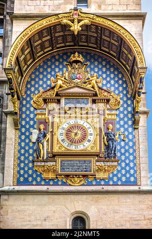 Paris, Frankreich - 17.. April 2015: Der Uhrenturm (Tour de l'Horloge) in der Conciergerie. Die erste öffentliche Uhr in Frankreich wird um 1350-137 installiert Stockfoto