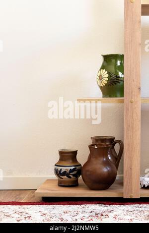 Verschiedene Keramikvasen auf Regalen, Innenarchitektur Stockfoto