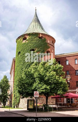 Riga, Lettland - 24. Juni 2015: Blick auf den Pulverturm in der Altstadt von Riga. Ein ehemaliger Teil des Verteidigungssystems der Stadt. Stockfoto