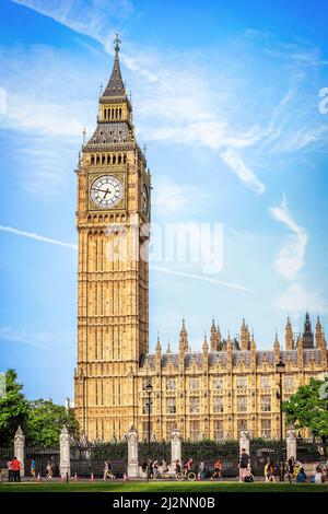 Big Ben - Elizabeth Tower in London. Der 90 Meter hohe Uhrenturm ist das traditionelle Wahrzeichen Londons. Stockfoto