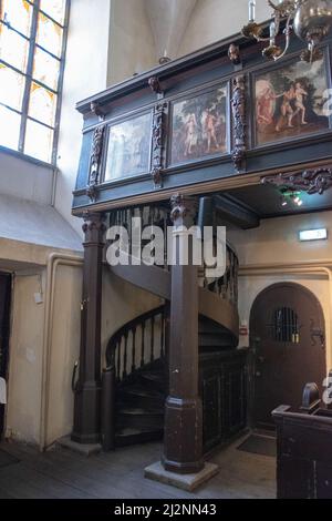 Die Wendeltreppe führt hinauf zum Chorloft. Die Kirche des Heiligen Geistes (Kirche des Heiligen Geistes) ist eine Kirche aus dem 13.. Jahrhundert in der Altstadt von Tallinn, Estland Stockfoto