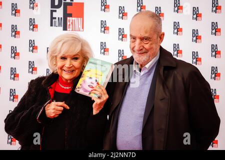 Busto Arsizio, Italien. 03. April 2022. Liana Orfei mit ihrem Mann Paolo Pristipino durante Liana Orfei präsentiert ihr Buch "Roman des wirklichen Lebens - die Königin des Zirkus", Nachrichten in Busto Arsizio, Italia, 03 ca. 2022 Quelle: Independent Photo Agency/Alamy Live News Stockfoto