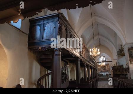 Die Wendeltreppe führt hinauf zum Chorloft. Die Kirche des Heiligen Geistes (Kirche des Heiligen Geistes) ist eine Kirche aus dem 13.. Jahrhundert in der Altstadt von Tallinn, Estland Stockfoto