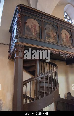 Die Wendeltreppe führt hinauf zum Chorloft. Die Kirche des Heiligen Geistes (Kirche des Heiligen Geistes) ist eine Kirche aus dem 13.. Jahrhundert in der Altstadt von Tallinn, Estland Stockfoto