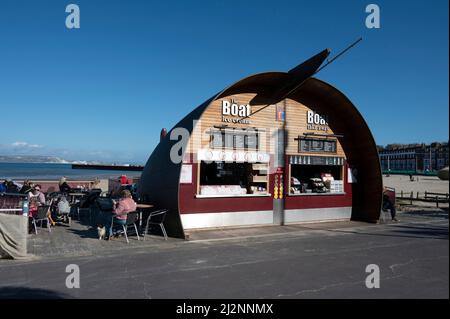 Bunte Szenen von Urlaubern, die sich auf der Esplanade-Promenade von Weymouth mit Blick auf die Weymouth Bay entspannen Stockfoto