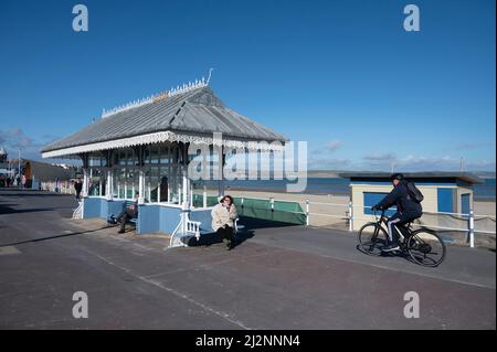 Bunte Szenen von Urlaubern, die sich auf der Esplanade-Promenade von Weymouth mit Blick auf die Weymouth Bay entspannen Stockfoto