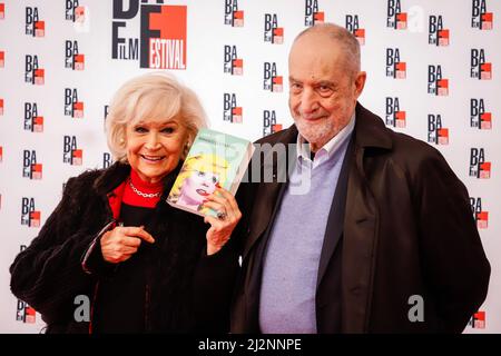 Busto Arsizio, Busto Arsizio, Italia, Aprile 03, 2022, Liana Orfei präsentiert mit ihrem Mann Paolo Pristipino durante Liana Orfei ihr Buch "Roman des echten Lebens - die Königin des Zirkus" - News Stockfoto