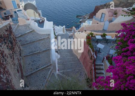 Steinwaschtreppen auf der Insel Santorini, Griechenland. Der Blick auf das Caldera-Meer Stockfoto