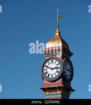 Der farbenfrohe Uhrenturm von Weymouth an der Esplanade-Promenade von Weymouth ist den Jubilee-Feierlichkeiten von Königin Victoria im Jahr 1887 gewidmet Stockfoto