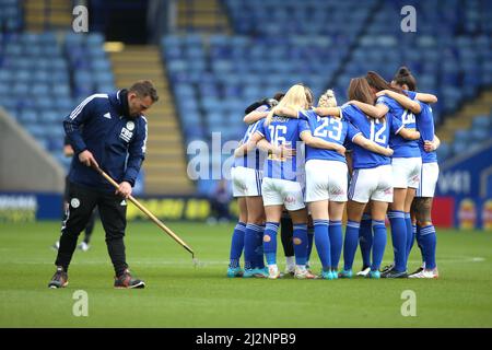 Vor dem Barclays FA Women's Super League-Spiel im King Power Stadium, Leicester, spielen die Spieler von Leicester City zusammen, während die Bodenmitarbeiter auf dem Spielfeld arbeiten. Bilddatum: Sonntag, 3. April 2022. Stockfoto