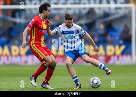 ZWOLLE, NIEDERLANDE - 3. APRIL: Inigo Cordoba von Schieß los. Eagles, Maikel Van der Werff von PEC Zwolle während des niederländischen Eredivisie-Spiels zwischen PEC Zwolle und Schieß los. Eagles am 3. April 2022 im Stadion Mac3Park in Zwolle, Niederlande (Foto von Peter Lous/Orange Picles) Stockfoto