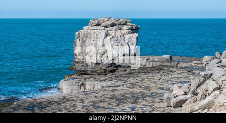 Portland Bill Famous Pulpit Rock liegt in der Nähe von Portlands berühmtem Leuchtturm aus dem Jahr 43meters auf der Isle of Portland in der Nähe des Küstenortes Weymouth Stockfoto