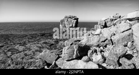 Portland Bill Famous Pulpit Rock liegt in der Nähe von Portlands berühmtem Leuchtturm aus dem Jahr 43meters auf der Isle of Portland in der Nähe des Küstenortes Weymouth Stockfoto