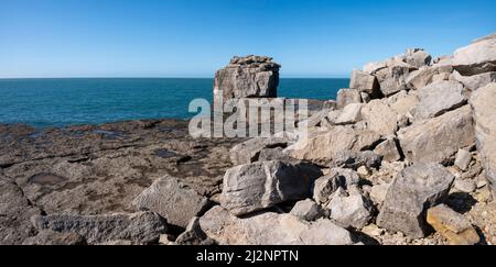 Portland Bill Famous Pulpit Rock liegt in der Nähe von Portlands berühmtem Leuchtturm aus dem Jahr 43meters auf der Isle of Portland in der Nähe des Küstenortes Weymouth Stockfoto