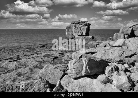 Portland Bill Famous Pulpit Rock liegt in der Nähe von Portlands berühmtem Leuchtturm aus dem Jahr 43meters auf der Isle of Portland in der Nähe des Küstenortes Weymouth Stockfoto