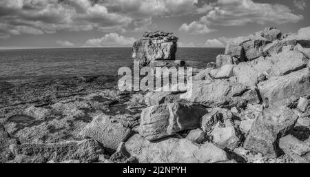 Portland Bill Famous Pulpit Rock liegt in der Nähe von Portlands berühmtem Leuchtturm aus dem Jahr 43meters auf der Isle of Portland in der Nähe des Küstenortes Weymouth Stockfoto