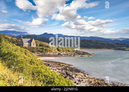 Gairloch Freie Kirche von Schottland am Ufer von Gairloch in den schottischen Highlands mit Wald dahinter, Gairloch, Schottland Stockfoto