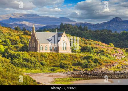 Gairloch Freie Kirche von Schottland am Ufer von Gairloch in den schottischen Highlands mit Wald dahinter, Gairloch, Schottland Stockfoto