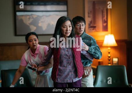 KE HUY QUAN, MICHELLE YEOH UND STEPHANIE HSU IN EVERYTHING EVERYWHERE ALL ALL ALL AT ONCE (2022), REGIE DAN KWAN UND DANIEL SCHEINERT. Kredit: AGBO / Ley Line Entertainment / Album Stockfoto