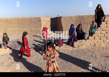 Afghanische Mädchen werden wegen Armut in Afghanistan im Sheidaee Camp in der Nähe von Herat, Afghanistan, verkauft. Stockfoto